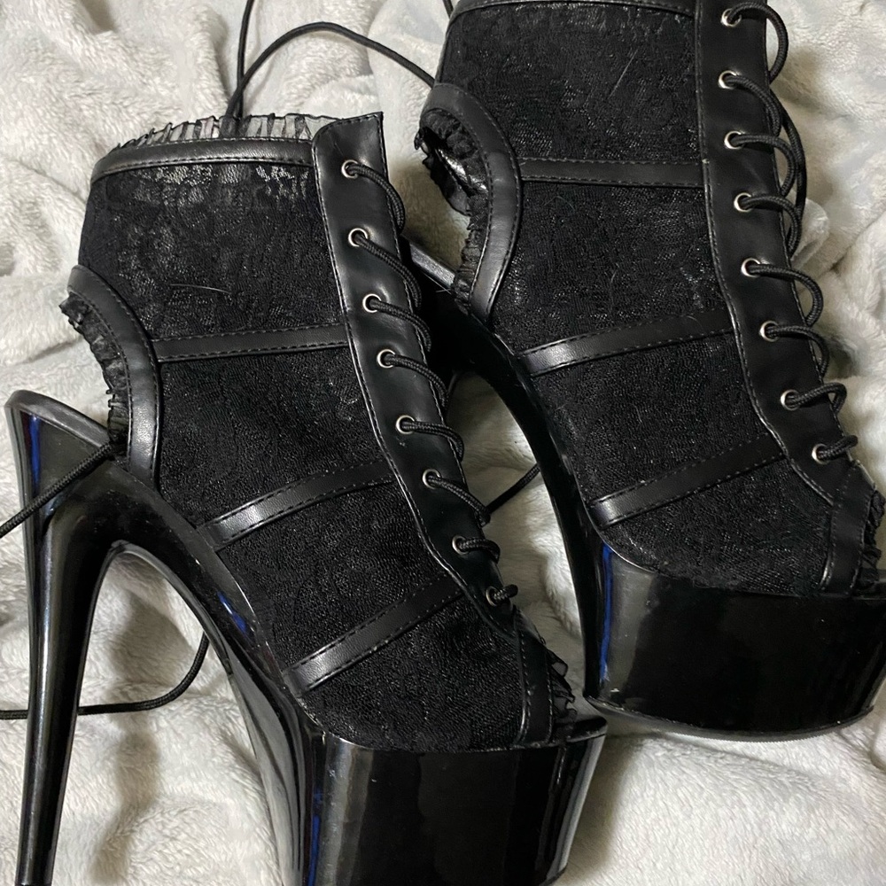 Elegant Black Heeled Shoes with Glossy Finish